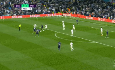 跟队：麦迪逊赛后拄拐穿过混合采访区，神情十分沮丧