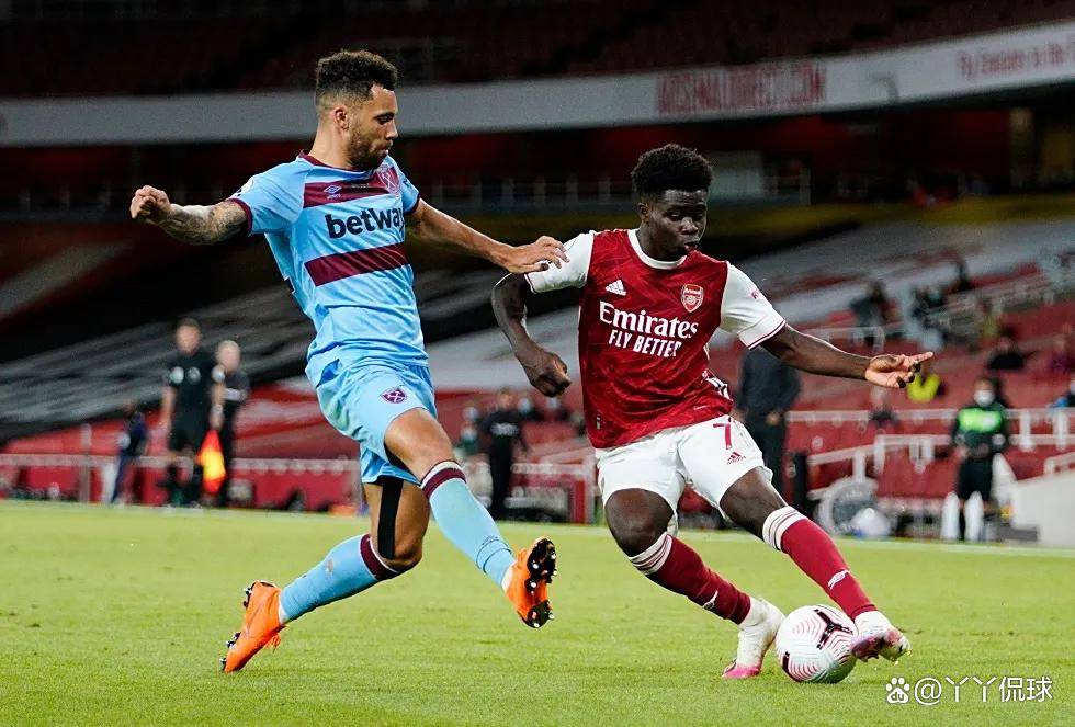 心系老东家，维尼修斯晒穿达尼洛弗拉门戈13号球衣打游戏